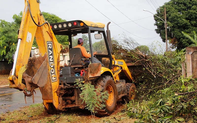 Prefeitura de Guia Lopes da Laguna realiza a limpeza urbana nas ruas de toda a cidade.