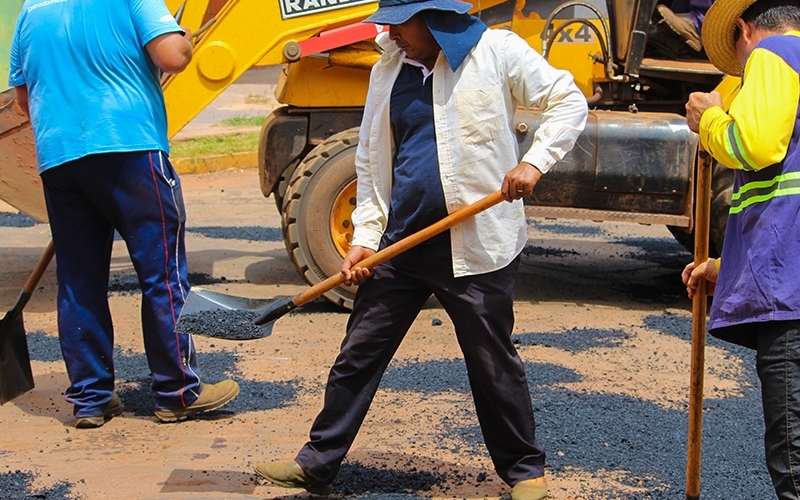 Secretaria de Obras, inicia o TAPA BURACO, em Guia Lopes da Laguna.