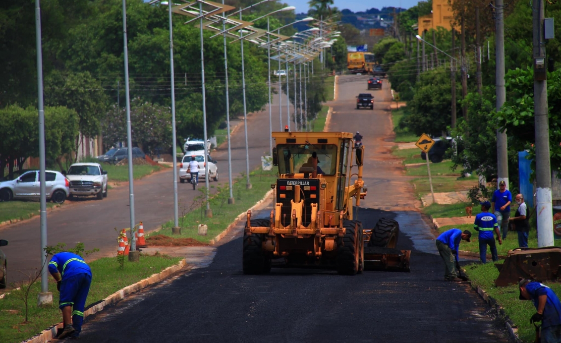 A obra não para!  O recapeamento já começou em diversas ruas do município.