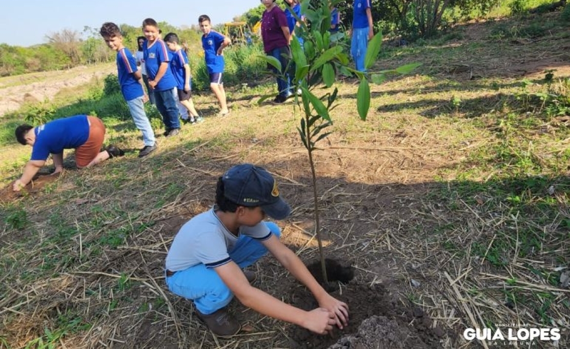 Alunos, professores e servidores participaram do plantio das mudas em comemoraç...
