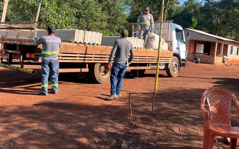 Prefeitura de Guia Lopes da Laguna realiza entrega de telhas para famílias das comunidades indígenas Tamanduari e Takaju