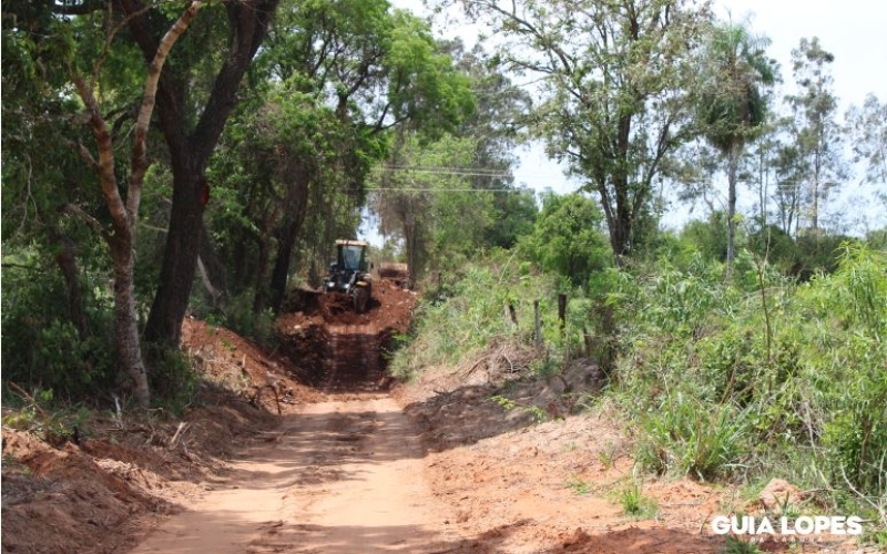 Equipe da Secretaria de Obras empenhada na recuperação e revitalização da estrada da Colônia São José.